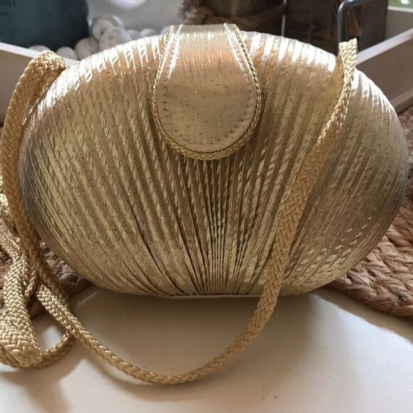 carlo fellini Handbags - CARLO FELLINI GOLD METALLIC CLAM VINTAGE FORMAL PURSE LIKE NEW WEDDING PROM
